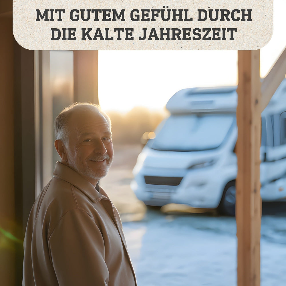 Lächelnder Mann am Wohnmobil bei kaltem Wetter